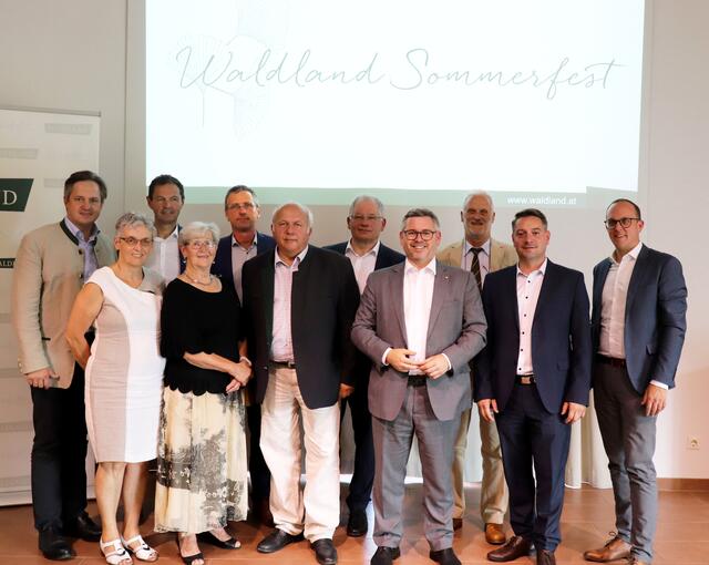 Präsident Johannes Schmuckenschlager, Regina Almeder, Kammerdirektor Franz Raab, Ehrenobfrau Agnes Schierhuber, Holding-Geschäftsführer Franz Tiefenbacher, Obmann Robert Haidl, Holding-Geschäftsführer Gerhard Zinner, Landesrat Ludwig Schleritzko, Bezirkshauptmann Michael Widermann, Holding-Geschäftsführer-Stv. Hannes Blauensteiner, Holding-Prokurist Michael Wimmer. 
 | Foto: Waldland
