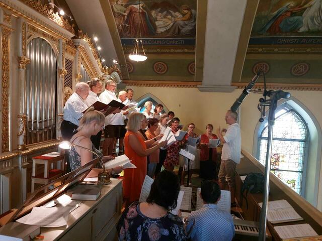 Chorleiter Gerald Auer (r.) und sein "Klangkörper" beim Auftritt im Rahmen der Messe in Deutsch Goritz.  | Foto: Chor Deutsch Goritz 