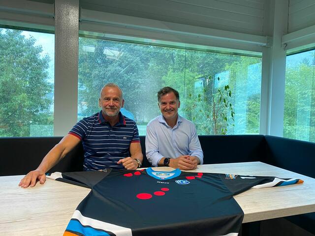 Manfred Hoffmann (Schuller Eh´klar) und Black Wings-Präsident Peter Nader. | Foto: BWL