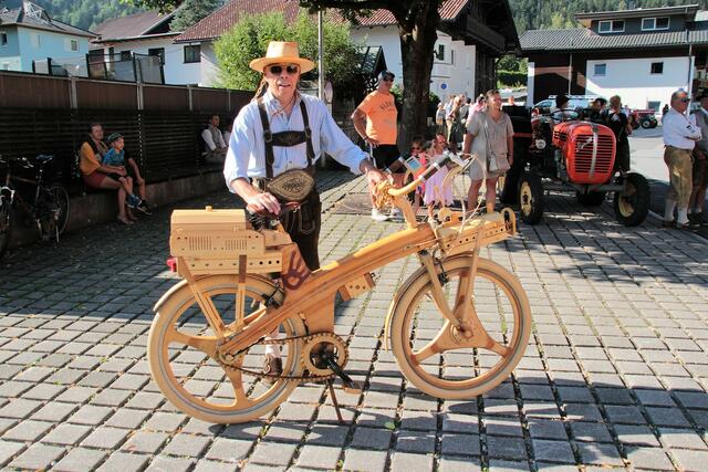 Das ist Friedl Neurauter aus Hatting mit Lederhose und einem Holzrad Marke Eigenbau! | Foto: privat