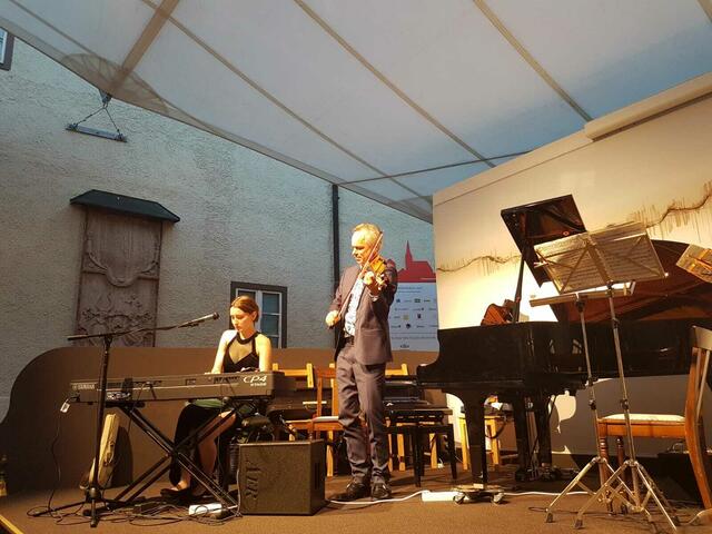 Cosima Schmid bezauberte durch ihren Gesang und Virtuosität. - Hier war der Vater "nur" Begleitmusiker. | Foto: Maria Tiefenbacher-Schöndorfer