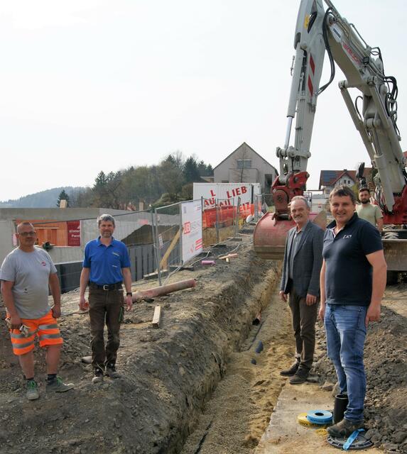 Bürgermeister Johann Kaufmann (2.v.r.) mit Klärwärter Günther Scherr (2.v.l.) und Wassermeister Robert Schmid (r.) auf der Baustelle. | Foto: Johann Tropper