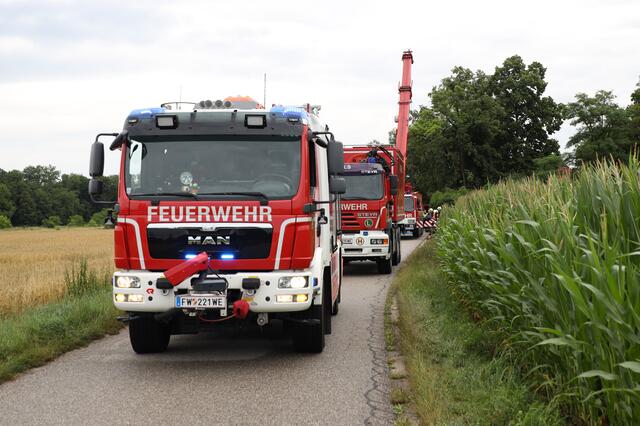 Ein schwerer Kran der Feuerwehr kam in Wels-Schafwiesen zum Einsatz, nachdem ein Lkw-Lenker sein Fahrzeug unbedacht über die schmale Mühlstraße lenken wollte. | Foto: laumat.at