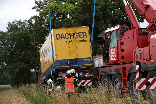 Ein schwerer Kran der Feuerwehr kam in Wels-Schafwiesen zum Einsatz, nachdem ein Lkw-Lenker sein Fahrzeug unbedacht über die schmale Mühlstraße lenken wollte. | Foto: laumat.at