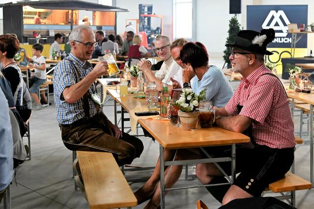 Familiäre Atmosphäre und gemütliches Beisammensein standen im Fokus – "Industrietechnik meets Tracht und Lederhose" war das Motto. | Foto: HENNLICH