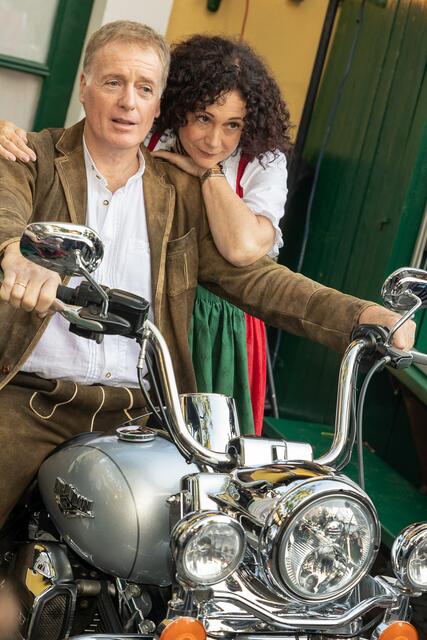 Ob Albert Fortells Trachtenanzug aus Leder auch tauglich fürs Motorradfahren ist? | Foto: Michael Kobler