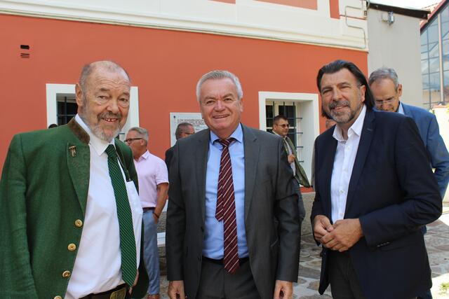 Bgm. Walter Eichmann, Landeshauptmann-Stv. Anton Lang und Bgm. Josef Wallner sind sich der großen Bedeutung des RegioBusses bewusst.  | Foto: Katrin Löschnig