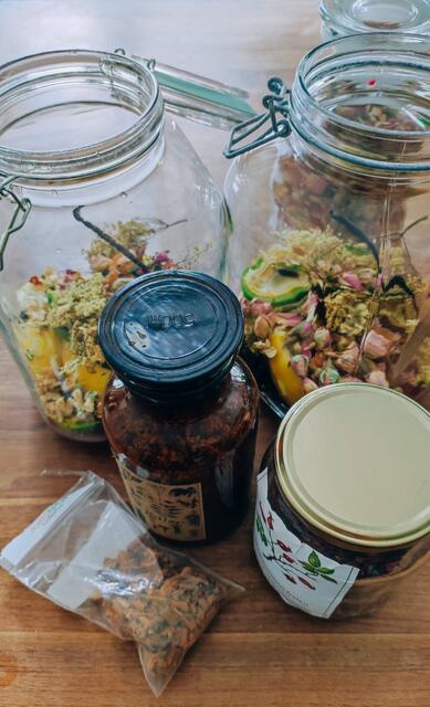 Die Natur schenkt uns gerade alles für den Körper und die Seele, für kalte Tage vorsorgen mit einem Auszug aus Beeren,Blüten und Gewürzen