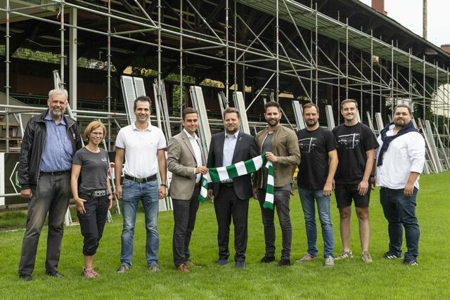 Hansjörg Weidenhoffer vom Bundesdenkmalamt, Statikerin Uta Ziske von der Peter Mandl ZT GmbH, Wallner Holzbau Geschäftsführer Gerhard Paar, Paul Thyr, Oliver Wieser und Patrick Mitteregger vom GSC und das Team um Benjamin Sikora (2. von rechts ) von der "Initiative für den Erhalt die Gruabn Holztribüne" | Foto: GSC