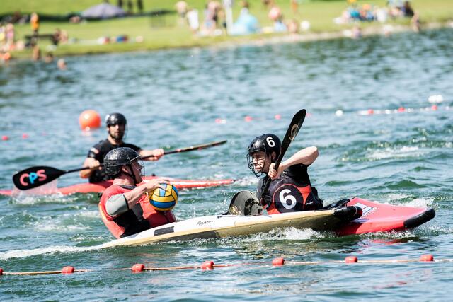 Sobald der Spieler in Ballbesitz ist, darf er an der Schulter gedrückt und unter Wasser getaucht werden. | Foto: Kanupolo Salzburg/Julian Walkner