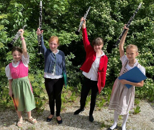 Die „Klarinetten-Flowers“ mit Sarah Auckenthaler, Franziska Edegger, Katharina Scherer und Jasmin Wild unter der Leitung von Mag. Elfriede Erregger-Rößl erspielten in der Altersstufe A einen zweiten Preis. | Foto: Musikschule Stainz