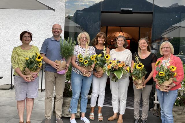 Der alte und neue Vorstand von Hand in Hand: Gabriela Moser, Roman Maier, Birgit Weitlaner, Susanne Rogl, Pia Schlichenmaier, Sandra Laßnig und Maria Bodner (v.l.). | Foto: Hand in Hand