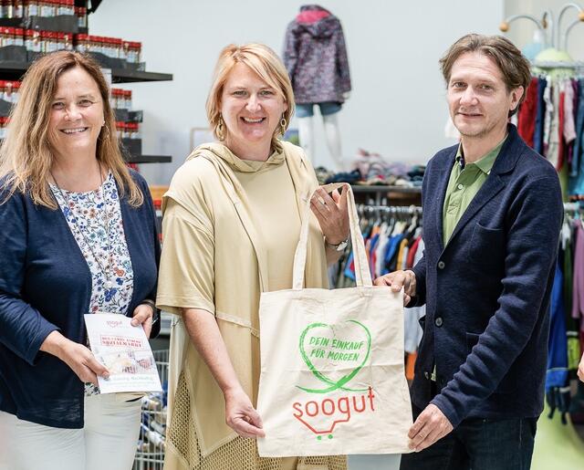 Grünen Landtagsabgeordnete Silvia Moser und Landessprecherin Helga Krismer bei einem Besuch im “Soogut”-Sozialmarkt mit Soogut-GF Wolfgang Brillmann.  | Foto: GRÜNE NÖ