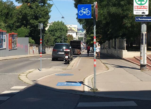 Die Variante B, die gewählt wurde, sieht die bauliche Trennung von Fuß- und Radweg vor. Radlerinnen beziehungsweise Radler und Autos teilen sich ab sofort eine Fahrbahn.  | Foto: Barbara Schuster