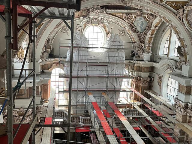 Der Gerüstbau im Innsbrucker Dom reicht vom Boden bis zur Decke. | Foto: David Zennebe