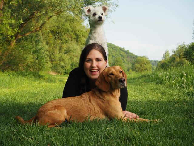 Hundetrainerin Christina Hofer mit ihren Vierbeinern Scotti und Skyla. | Foto: Christina Hofer/Dog Harmony