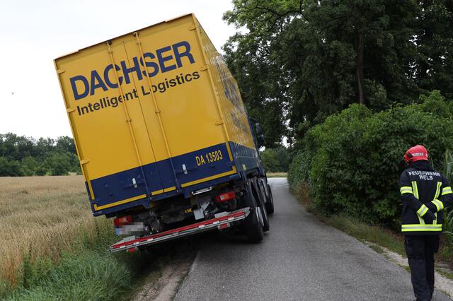 Ein schwerer Kran der Feuerwehr kam in Wels-Schafwiesen zum Einsatz, nachdem ein Lkw-Lenker sein Fahrzeug unbedacht über die schmale Mühlstraße lenken wollte. | Foto: laumat.at