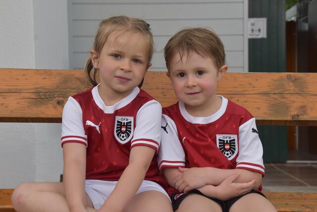 Franziska und Felicitas präsentierten in Burg Stolz ihre Österreich-Leiberl ... kein Wunder nach dem 3:0-Sieg gegen Kroatien! | Foto: Michael Strini
