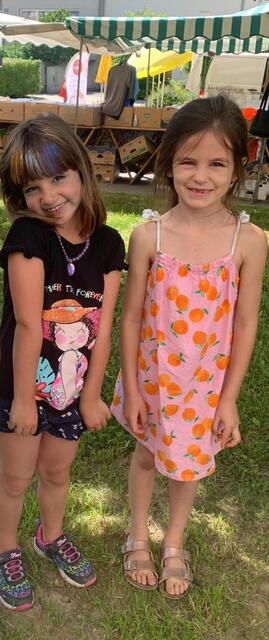 Katharina und Valentina genießen den Vormittag am Nikitsch Markt. | Foto: Manuela Schönauer 