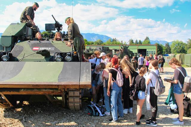 Nicht nur die Panzer waren interessant für die Schüler.... | Foto: Riedelsperger