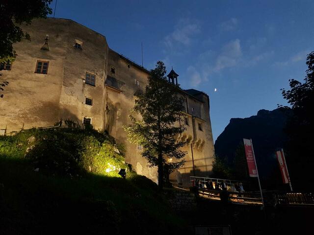 Stimmungsvolle Atmosphäre auf der Burg Golling bei den Gollinger Festspielen 2022.   | Foto: Maria Tiefenbacher-Schöndorfer