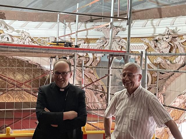Bischof Hermann Glettler und Propst Florian Huber hatten sichtlich Spaß an der Spezialführung mit den hiesigen Pressevertretern. | Foto: David Zennebe