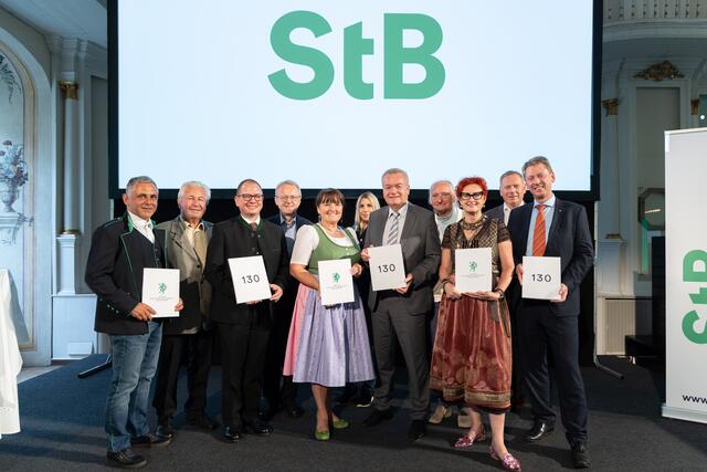Geschäftsleitung, Festredner, Politik und Models feierten vereint das 130-Jahr- Jubiläum.
Markus Vögel, Günter Auferbauer, Ronald Kiss, Werner Reiterlehner, Manuela Khom, Eva-Maria Trieb, Anton Lang, Emil Hocevar, Andrea Radinger-Reisner, Franz Glanz, Gerhard Harer (v.l.) | Foto: StB / Schiffer