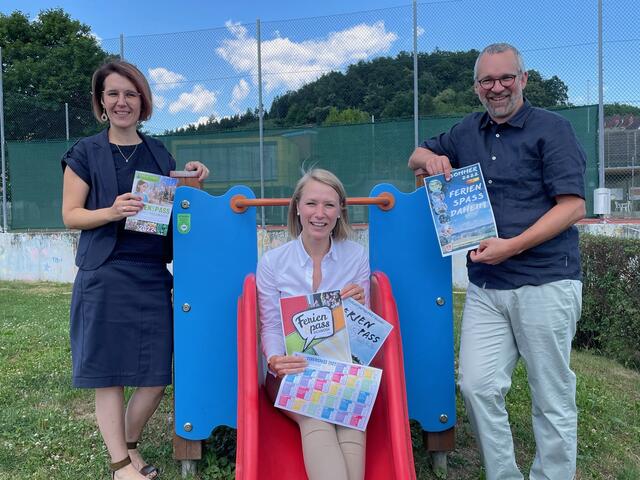 Anna Knaus-Maurer (Projektleitung Ferienpass Vulkanland), LAbg. Julia Majcan und Vulkanland-Geschäftsführer Michael Fend (v.l.) stellten in Gniebing das Ferien(s)pass-Programm vor. | Foto: RegionalMedien