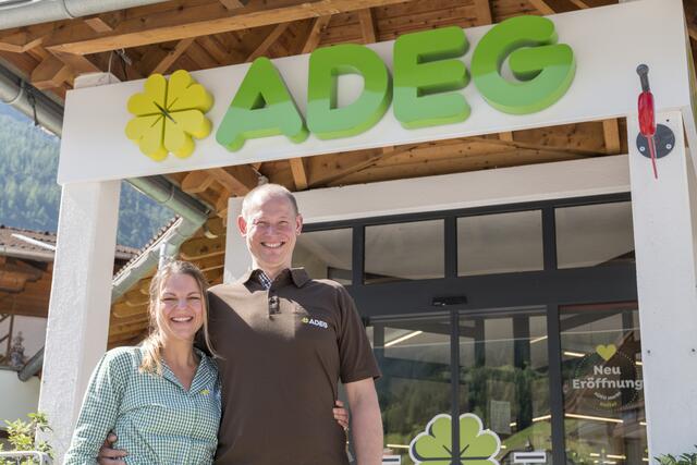 Nina und Andreas Knitel sind stolz, Nahversorger in Holzgau zu sein. | Foto: ADEG/Michael Kreyer