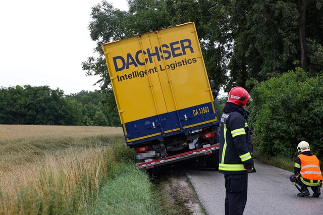 Ein schwerer Kran der Feuerwehr kam in Wels-Schafwiesen zum Einsatz, nachdem ein Lkw-Lenker sein Fahrzeug unbedacht über die schmale Mühlstraße lenken wollte. | Foto: laumat.at