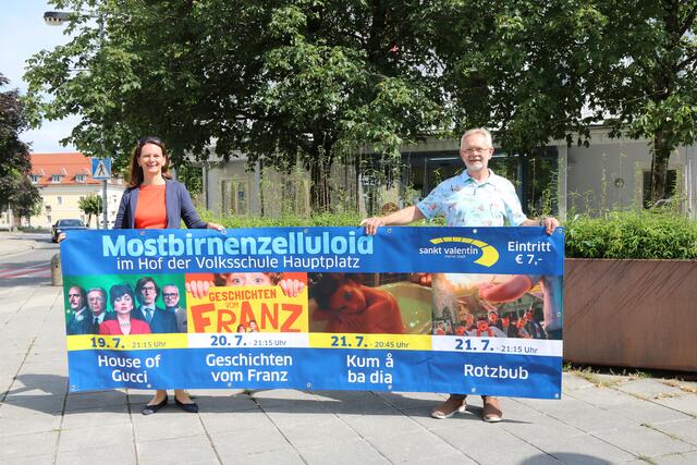 Bürgermeisterin Kerstin Suchan-Mayr präsentiert gemeinsam mit Kulturstadtrat Leopold Feilecker das Plakat fürs "Mostbirnenzelluloid". | Foto: Mottas Arnold