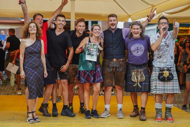 Das Sieger-Team „Die 5 lustigen 4“ feierte ausgelassen mit Veranstalter Tourismusverband Obervellach-Reißeck Vorsitzende Gerhild Hartweger und Thomas Rettl | Foto: Peter Maier