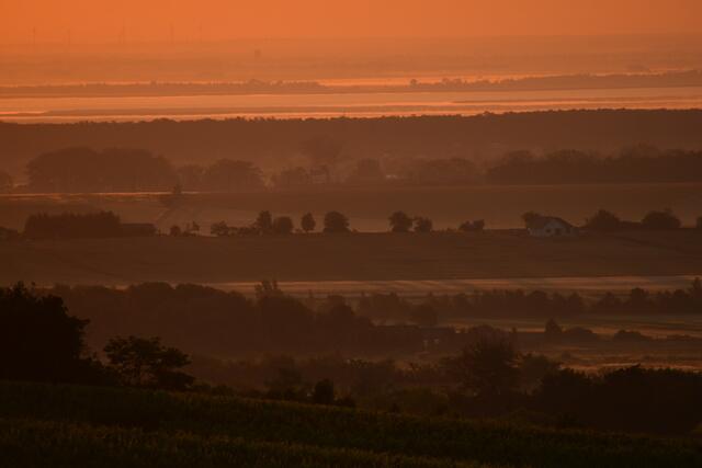 Im Vordergrund Weingärten von Neckenmarkt.
Im Mittelteil Ungarn(Harkau) und ein Teil vom ungarischen Neusiedlersee...
Ganz im Hintergrund Österreich. Windpark Parndorf ca. 45 km.