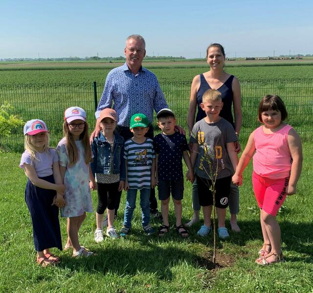 Bürgermeister Andreas Peck und Kindergartenleiterin Lisa Sachslehner mit den Kindern und dem Bäumchen.
 | Foto: Gemeinde Andau