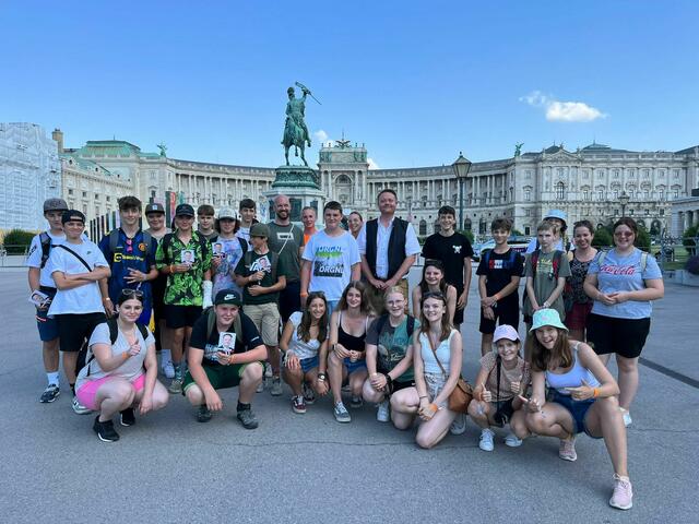 Schülerinnen und Schüler der Mittelschule Weißenbach an der Enns besuchten das Wiener Parlament und diskutierten mit dem aus Landl stammenden Nationalratsabgeordneten Mario Lindner. | Foto: KK