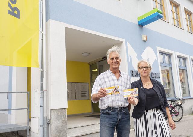 Obmann des Vereins Wirtschaftsnetzwerk Zwentendorf Walter Weißmann und Bürgermeisterin Marion Török zeigen den neuen Zwentendorfer Einkaufsgutschein. | Foto: Marktgemeinde Zwentendorf