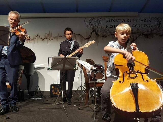 Familienbande (v.l.): Benjamin, Darius und Emilian Schmid  | Foto: Maria Tiefenbacher-Schöndorfer