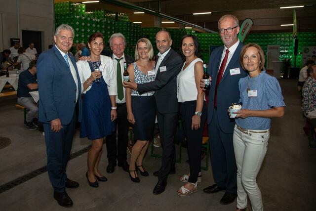 Das Team der Wirtschaftskammer Freistadt lud zum Empfang. V. l.: WKOÖ-Vizepräsident Leo Jindrak, Sabine Langer, Braucommune-Chef Ewald Pöschko, Gabriele Rudlstorfer, WKO-Leiter Dietmar Wolfsegger, Verena Tutschek, WKO-Obmann Christian Naderer und Kathrin Wagner. | Foto: Roman Gutenthaler