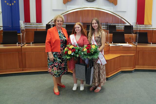 Landtagspräsidentin Verena Dunst begrüßte die amtierende Miss Burgenland New York 2022, Kayla O’Neil, und ihre Vorgängerin aus dem Jahr 2020. Emily Neubauer (v.l.) | Foto: Landesmedien Service