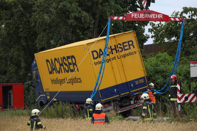 Ein schwerer Kran der Feuerwehr kam in Wels-Schafwiesen zum Einsatz, nachdem ein Lkw-Lenker sein Fahrzeug unbedacht über die schmale Mühlstraße lenken wollte. | Foto: laumat.at