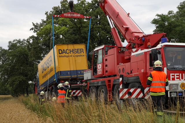 Ein schwerer Kran der Feuerwehr kam in Wels-Schafwiesen zum Einsatz, nachdem ein Lkw-Lenker sein Fahrzeug unbedacht über die schmale Mühlstraße lenken wollte. | Foto: laumat.at
