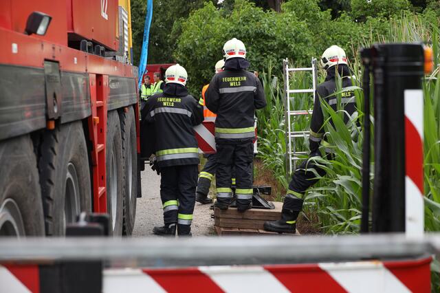 Ein schwerer Kran der Feuerwehr kam in Wels-Schafwiesen zum Einsatz, nachdem ein Lkw-Lenker sein Fahrzeug unbedacht über die schmale Mühlstraße lenken wollte. | Foto: laumat.at