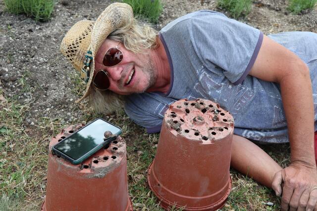 Diese Schnecke scheint zu wissen, wem das Handy gehört, auf dem sie es sich soeben gemütlich gemacht hat: Nicht nur Besitzer, Zaubergärtner Wolf Stockinger, fand dieses Erlebnis amüsant. | Foto: Kathrin Haider