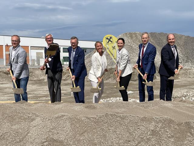 Andreas Stallinger (Schmid Baugruppe), Bürgermeister Harald Preuner, Generaldirektor Raiffeisen, Heinz Konrad, Vizebürgermeisterin Barbara Unterkofler, Anna Doblhofer-Bachleitner und Andreas Derndorfer von Raiffeisen beim Spatenstich. | Foto: Gertraud Kleemayr