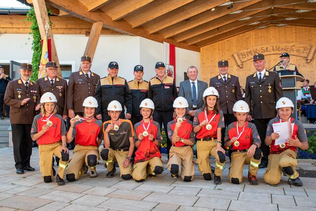 Stolze Sieger beim Tirol Cup 2022: Die Gruppe Pettneu 2 der Feuerwehrjugend Pettneu. Aus dem Bezirk Landeck gratulierten BFK Stv. Hubert Senn, BFK Hermann Wolf und Hainz Haim (hinten v.l.). | Foto: LFV Tirol, Anton Wegscheider