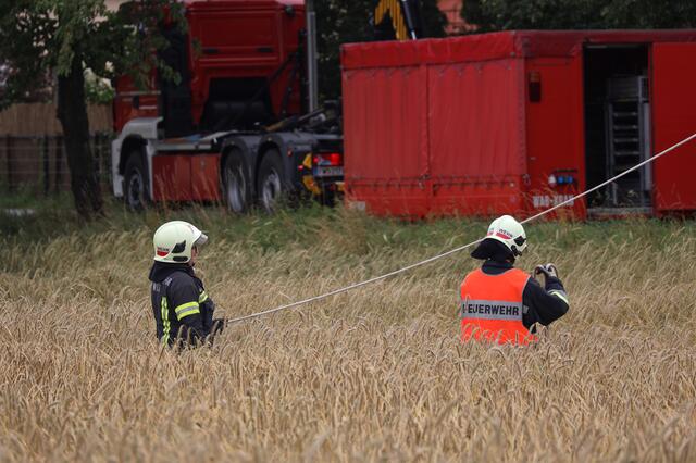 Ein schwerer Kran der Feuerwehr kam in Wels-Schafwiesen zum Einsatz, nachdem ein Lkw-Lenker sein Fahrzeug unbedacht über die schmale Mühlstraße lenken wollte. | Foto: laumat.at