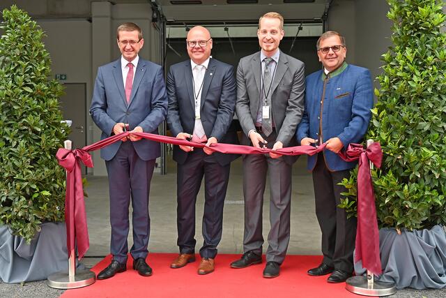 Wirtschaftslandesrat Markus Achleitner, die Geschäftsführer Peter Doblhammer und Markus Zebisch sowie St. Marienkirchens Bürgermeister Bernhard Fischer erklärten das neue Leistungszentrum für eröffnet.  | Foto: HENNLICH
