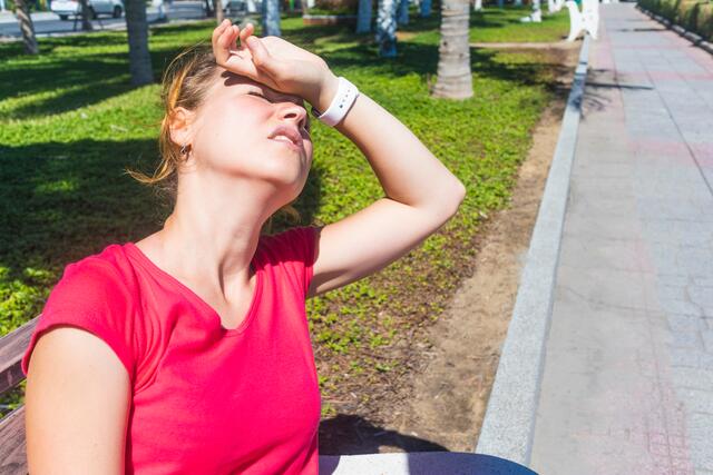 Hitze geht häufig mit Kopfschmerzen einher. | Foto: EugeneEdge/Shutterstock.com