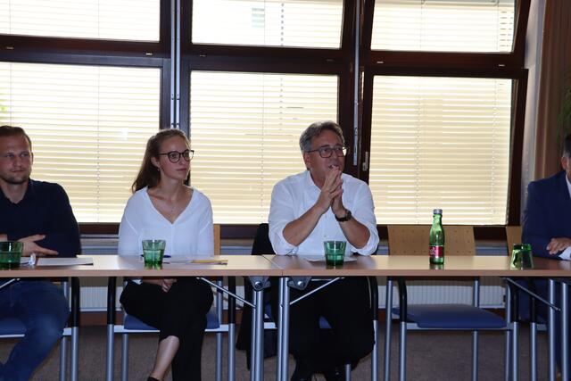 Für Klima- und Energiebeauftragte Katharina Spöck (Regionalmanagement KUUSK) und Kufsteins Bgm. Martin Krumschnabel wäre es schlimm, wenn die Konzepte jetzt in der Schublade verschwinden würden. | Foto: Christoph Klausner