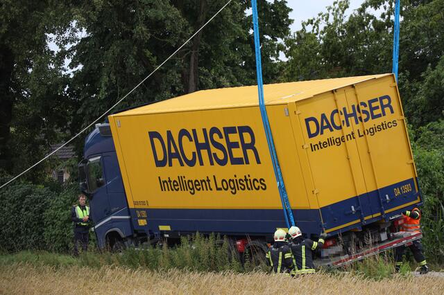 Ein schwerer Kran der Feuerwehr kam in Wels-Schafwiesen zum Einsatz, nachdem ein Lkw-Lenker sein Fahrzeug unbedacht über die schmale Mühlstraße lenken wollte. | Foto: laumat.at